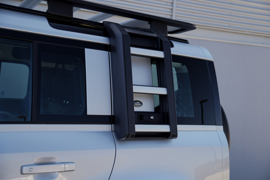 2020 Land Rover Defender L663 SE Wagon Image 40