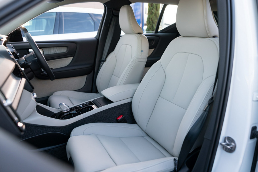2026 Volvo XC40 XZ Ultra B4 Dark SUV Image 4