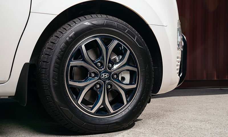 17" Pocheon single alloy wheel - gloss black machined face