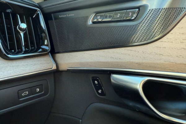 2026 Volvo XC90 L Series Plus T8 Plug-in Hybrid Dark SUV Image 15