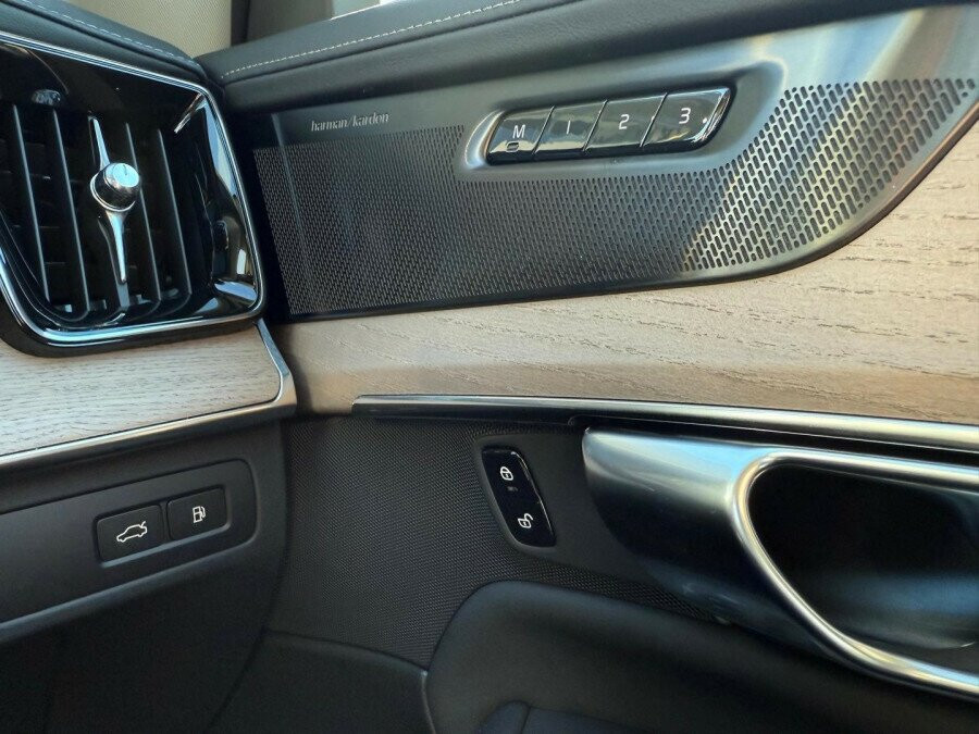 2026 Volvo XC90 L Series Plus T8 Plug-in Hybrid Dark SUV Image 15
