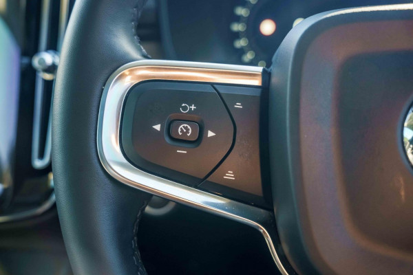 2025 Volvo XC40  Ultra B4 Dark SUV Image 11