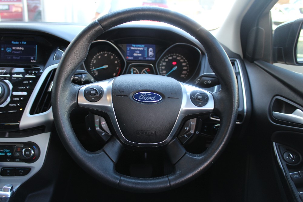 2013 Ford Focus Titanium Sedan Image 18