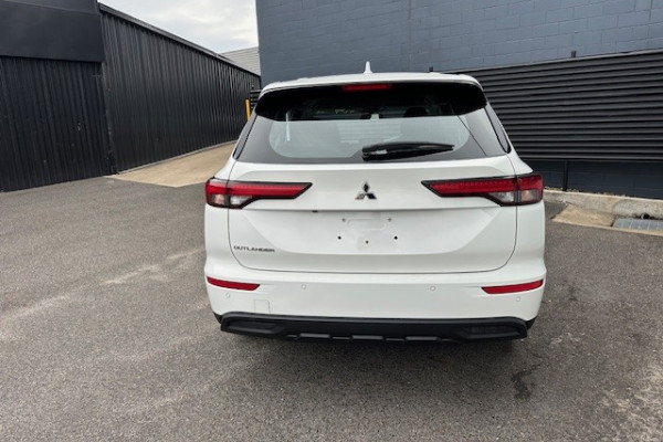2023 Mitsubishi Outlander ZM ES SUV Image 5
