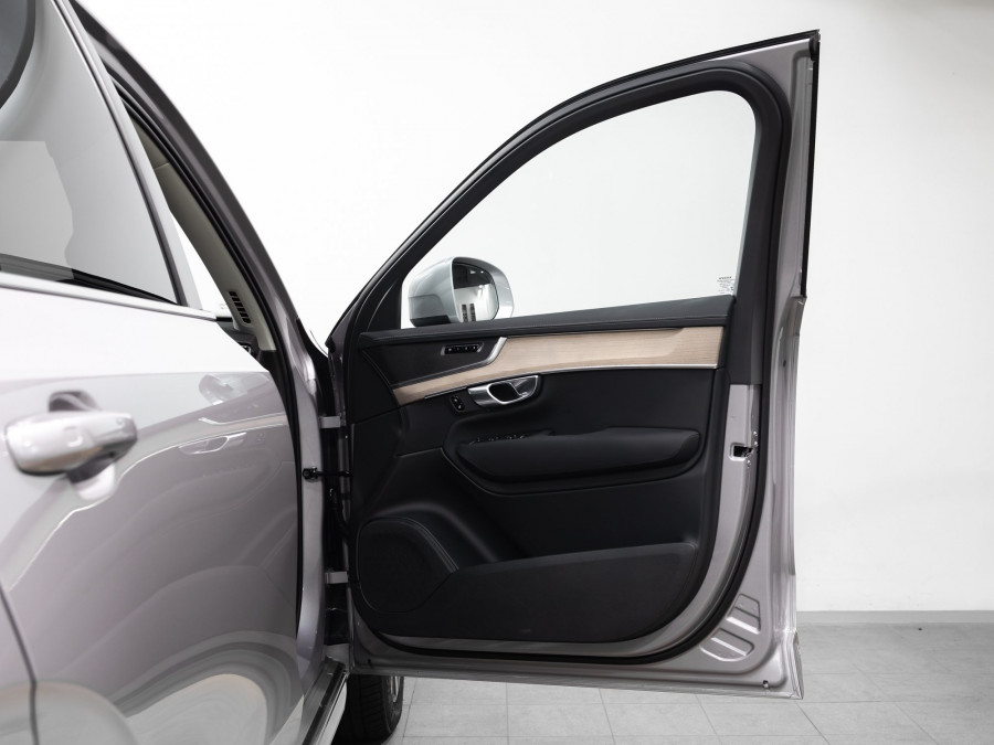2026 Volvo XC90 L Series B5 AWD Plus SUV Image 9