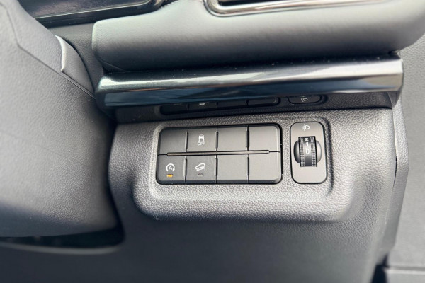 2025 Mahindra XUV700  AX7L SUV Image 24