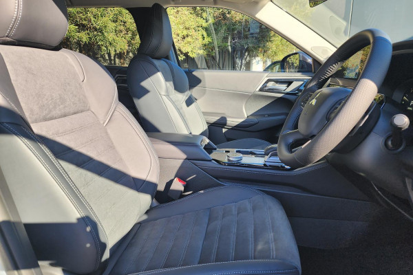 2025 Mitsubishi Outlander ZM LS SUV Image 11