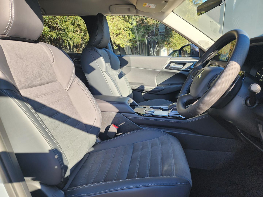 2025 Mitsubishi Outlander ZM LS SUV Image 11