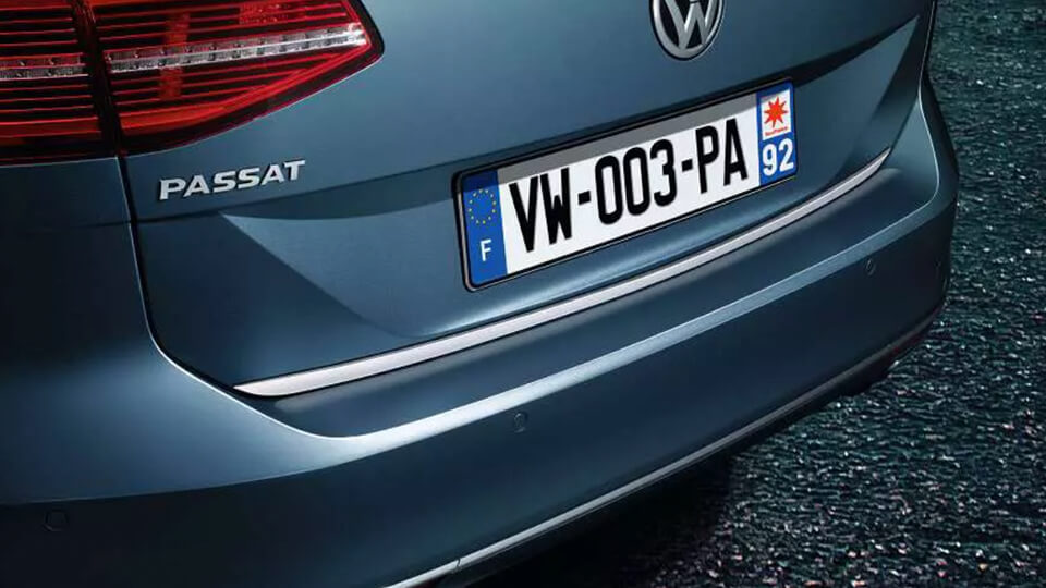 Tailgate protective strip