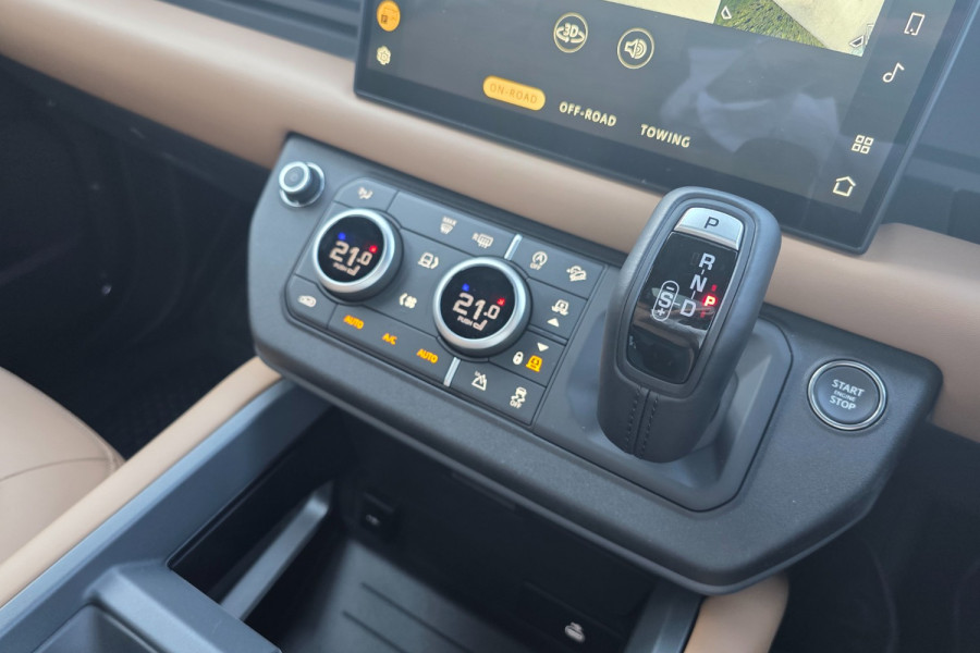 2025 Land Rover Defender 110 D300 X-DYNAMIC HSE Wagon Image 21