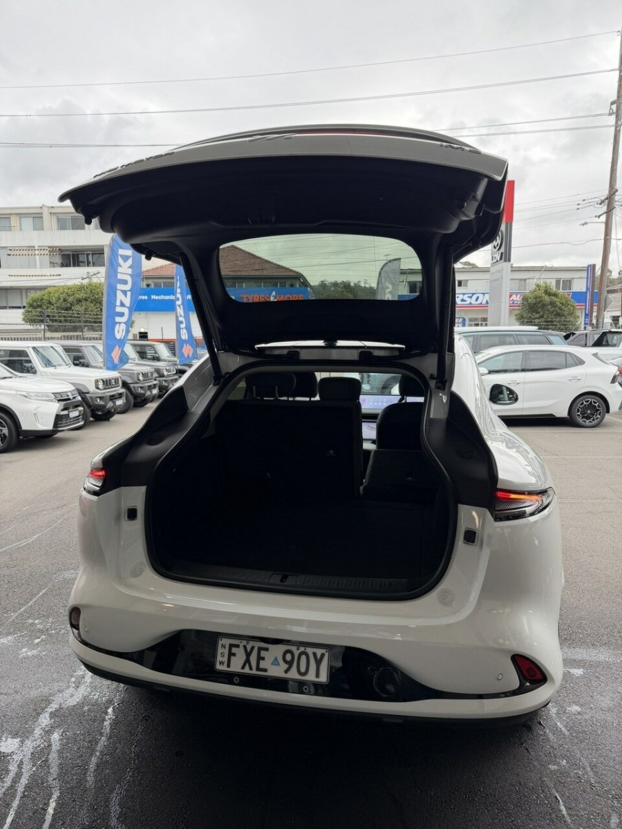 2026 MG IM6 S12L Platinum Wagon Image 12
