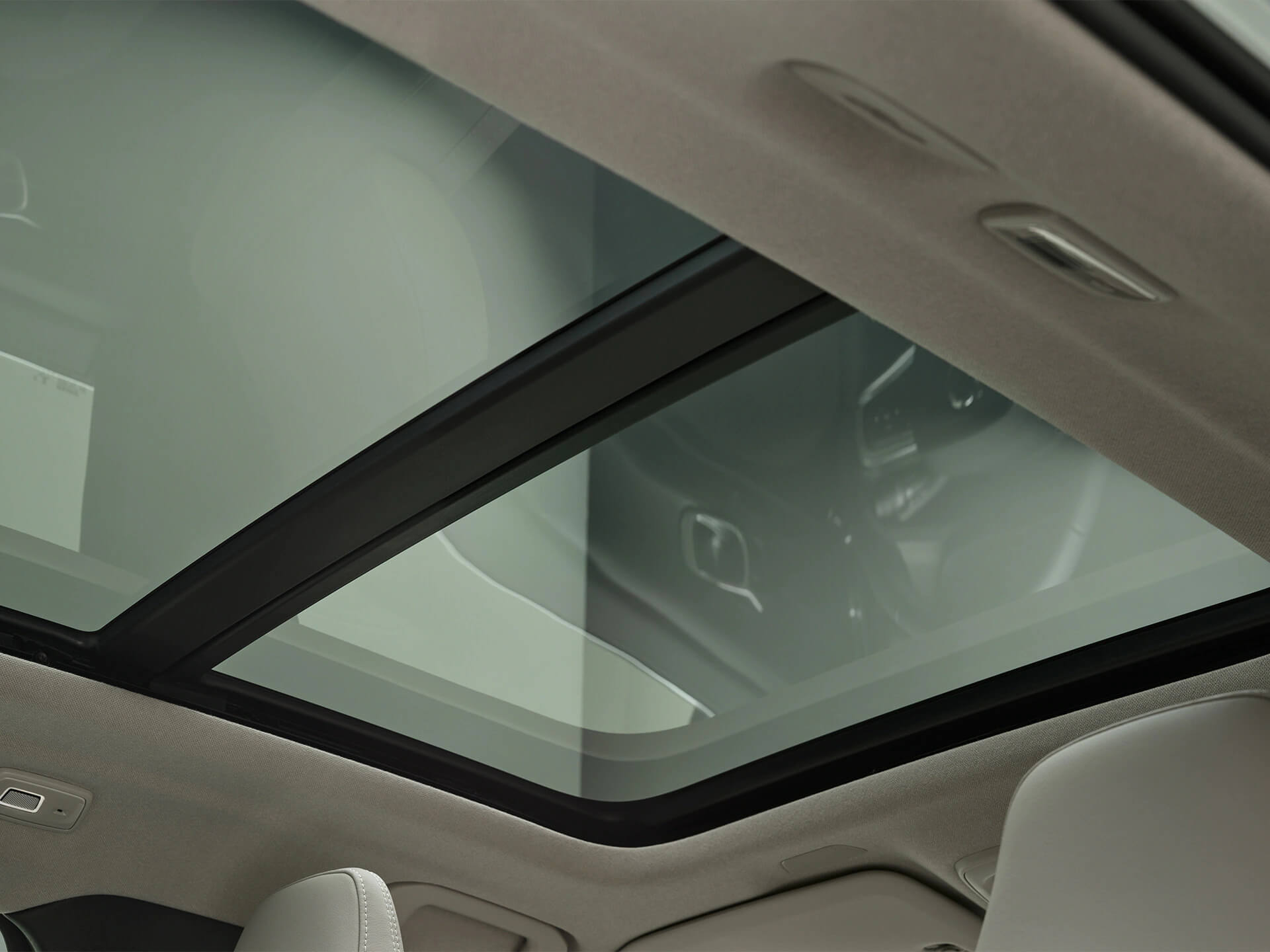 Panoramic roof lets light flood in Image
