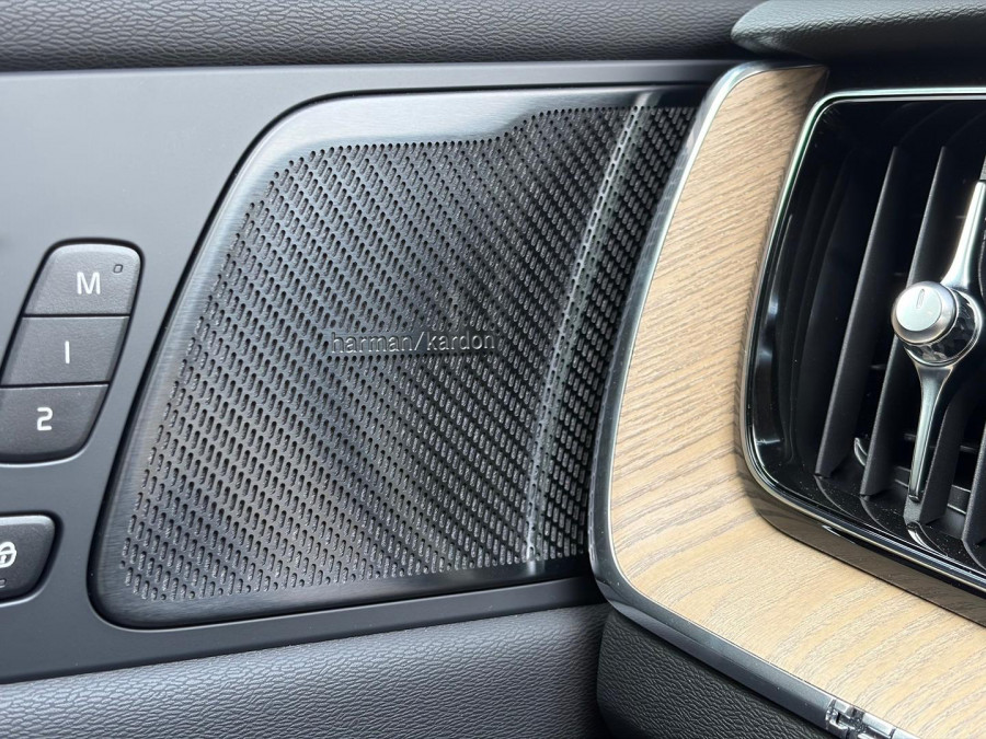 2025 Volvo XC60 UZ Plus T8 Plug-in Hybrid SUV Image 16