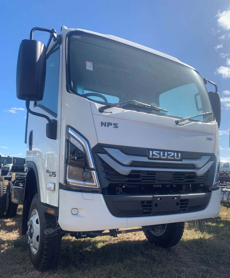 2026 Isuzu  NPS 75-175 MT D34 Cab Chassis Image 2