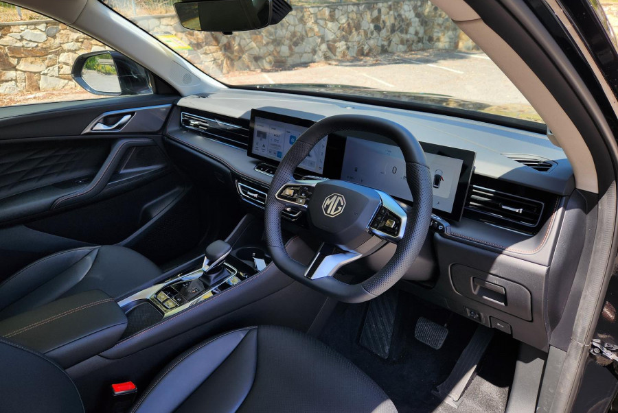 2024 MY24.5 MG HS AS33 Essence SUV Image 10