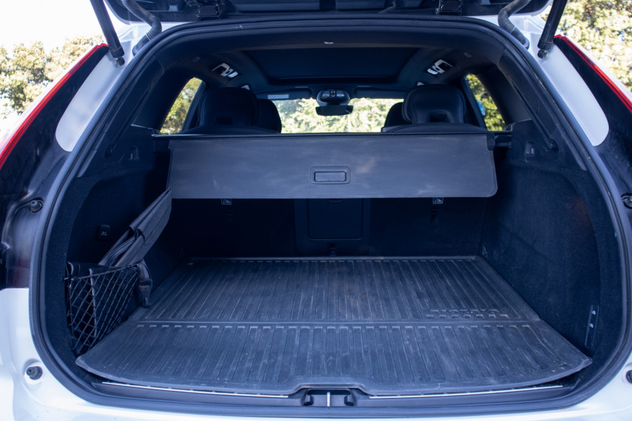 2022 Volvo XC60 T8 Ultimate Recharge PHEV SUV Image 18