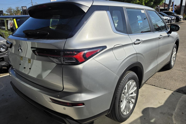2026 Mitsubishi Outlander ZM ES SUV Image 5