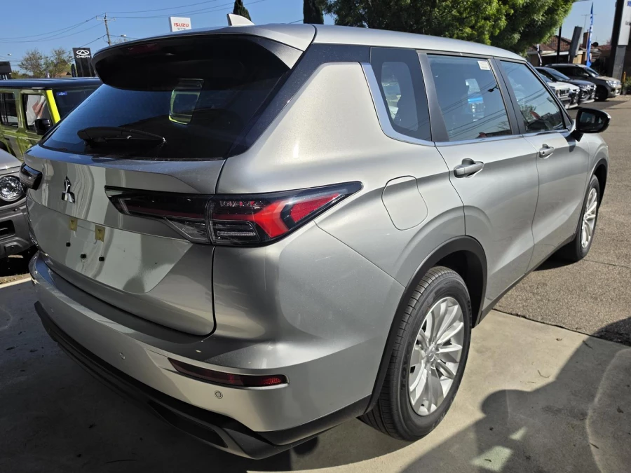 2026 Mitsubishi Outlander ZM ES SUV Image 5