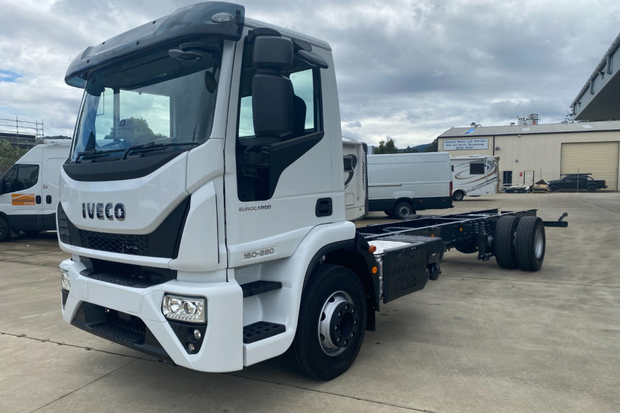 2022 Iveco Eurocargo Cab chassis Image 2