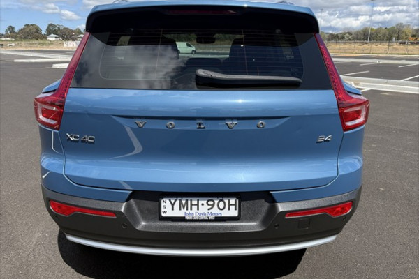 2023 Volvo XC40 XZ Plus B4 SUV Image 5