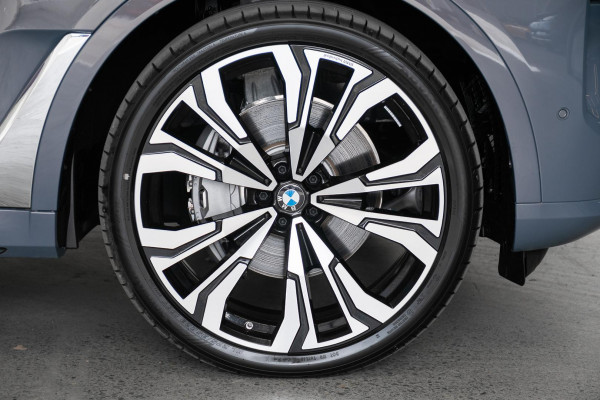 2025 BMW X7 G07 LCI xDrive40d Design Pure Excellence SUV image 26