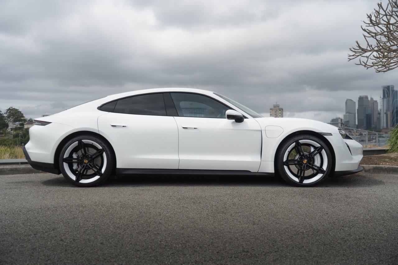 2021 Porsche Taycan 4S Coupe Image 3