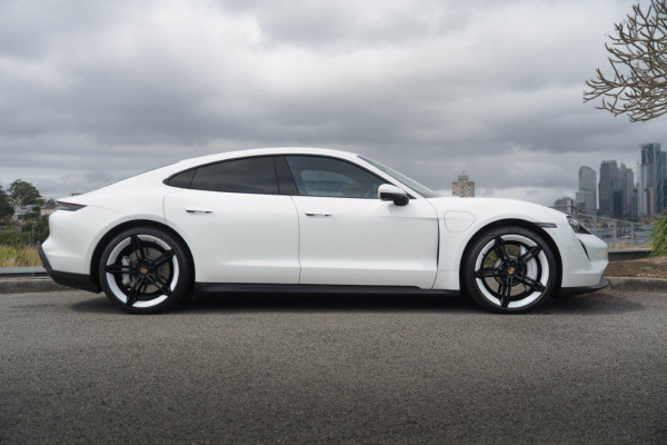 2021 Porsche Taycan 4S Coupe Image 3