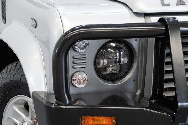 2013 Land Rover Defender 110 (4x4) SUV image 2