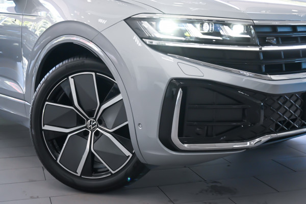 2025 Volkswagen Touareg RC 210TDI R-Line SUV image 6