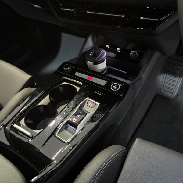2026 Audi Q6 e-tron SUV image 24