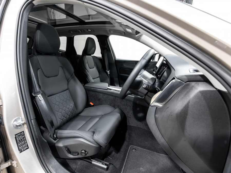 2026 Volvo XC60 UZ B5 Ultra Dark 2.0P, Mild Hybrid SUV Image 19
