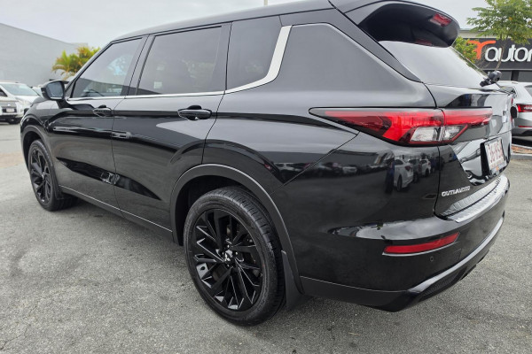 2023 Mitsubishi Outlander ZM Black Edition SUV Image 9