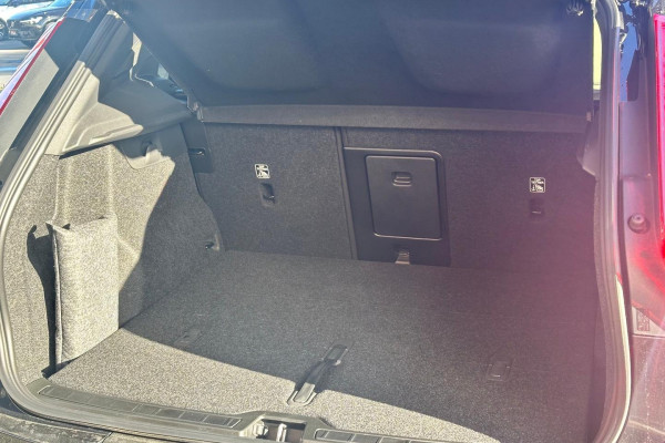 2026 Volvo XC40 XZ Ultra B4 Dark SUV Image 9