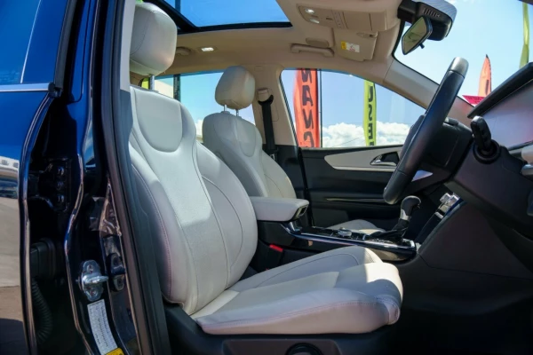 2024 Mahindra XUV700  AX7L SUV Image 17