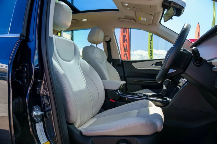 2024 Mahindra XUV700  AX7L SUV Image 17