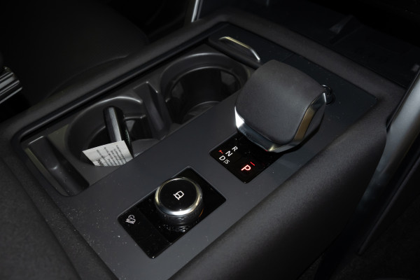 2026 Land Rover Discovery Series 5 D350 Dynamic SE SUV image 15