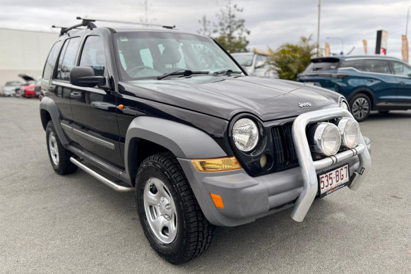2005 Jeep Cherokee KJ Sport SUV Image 6