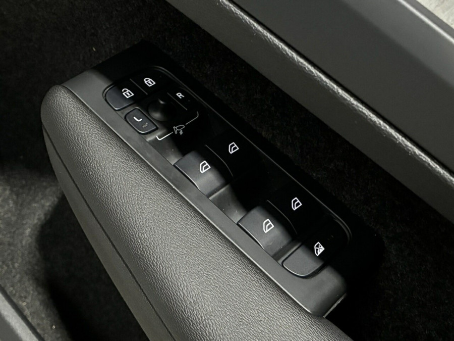 2025 Volvo XC40 XZ Plus B4 SUV Image 11