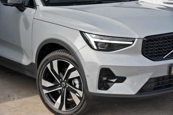 2024 MY25 Volvo XC40  Ultra B4 Dark SUV Image 2