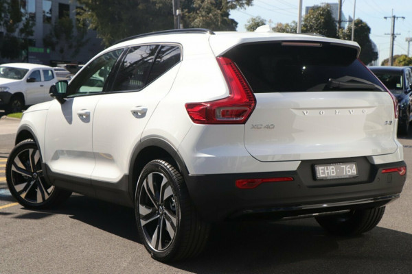 2026 Volvo XC40 XZ Ultra B4 Dark SUV Image 3