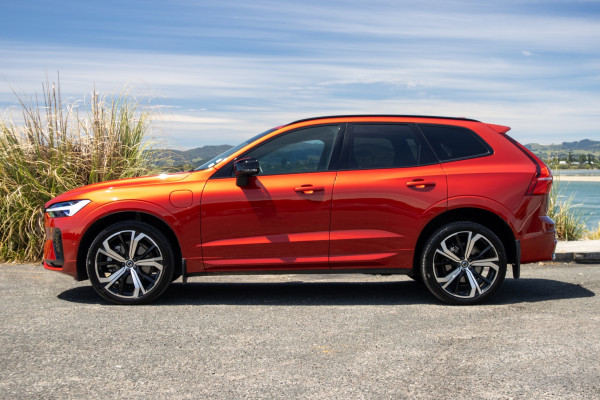 2022 Volvo XC60 T8 RECHARGE PHEV Ultimate SUV Image 2