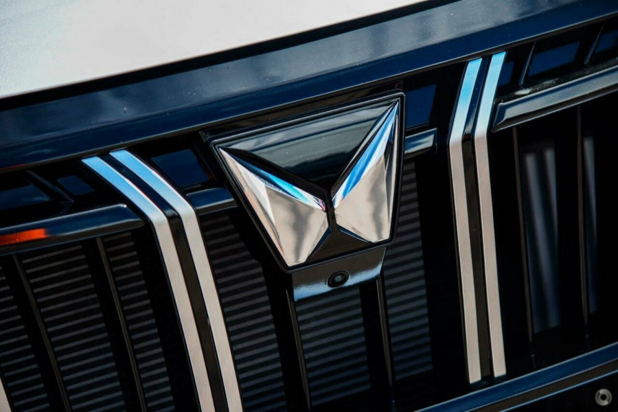 2025 Mahindra XUV700  AX7L SUV Image 6