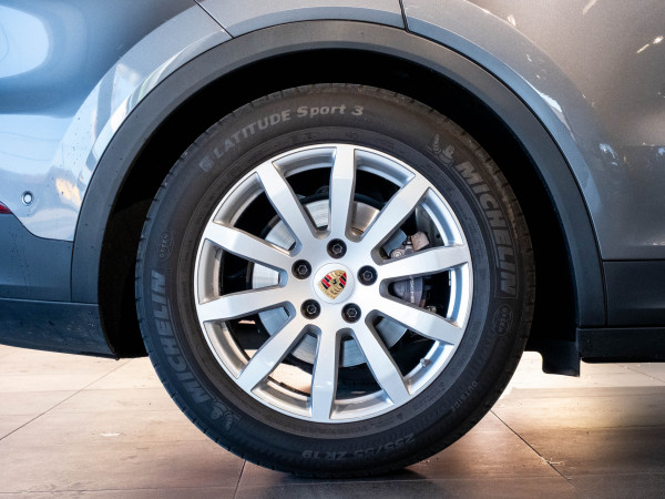 2022 MY23 Porsche Cayenne SUV image 9