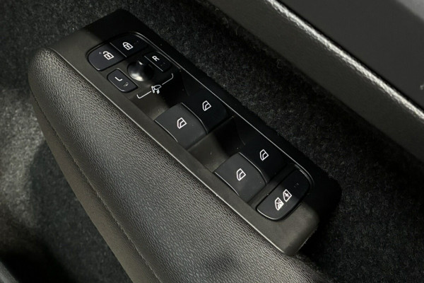 2023 Volvo XC40 XZ Ultimate B5 Dark SUV Image 12