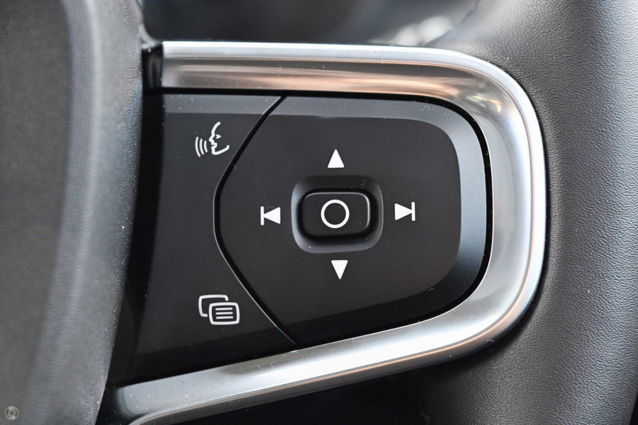 2025 Volvo XC40  Plus B4 SUV Image 13