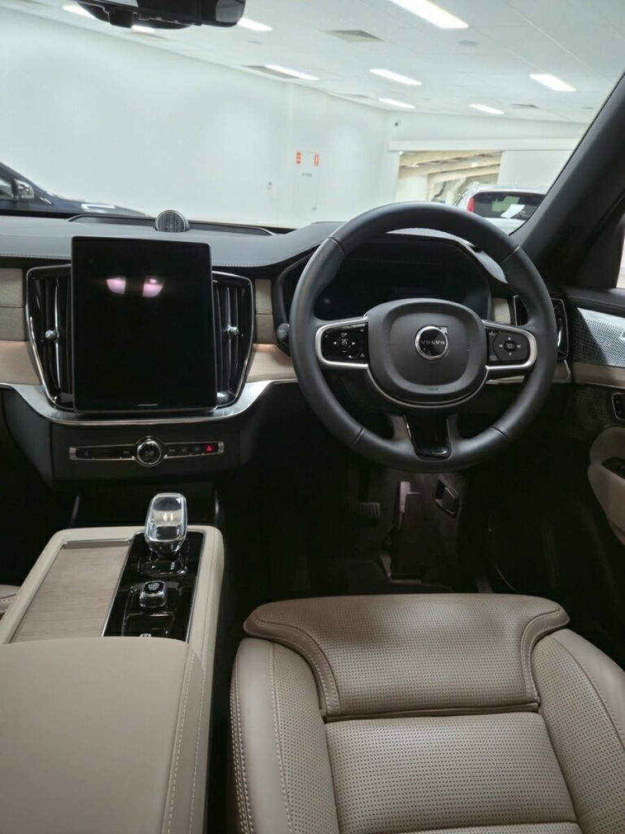 2025 MY26 Volvo XC90 L Series Ultra B5 Dark SUV Image 5