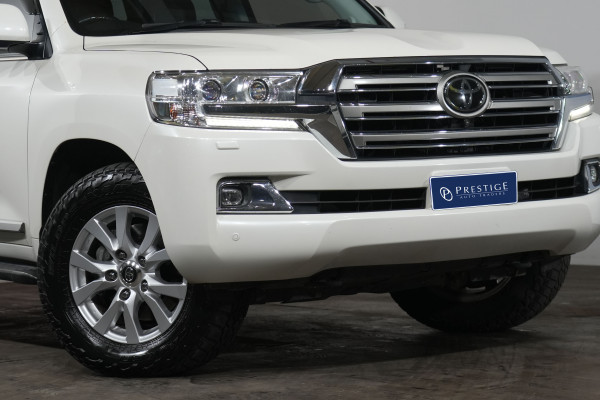 2018 Toyota LandCruiser Sahara SUV Image 2