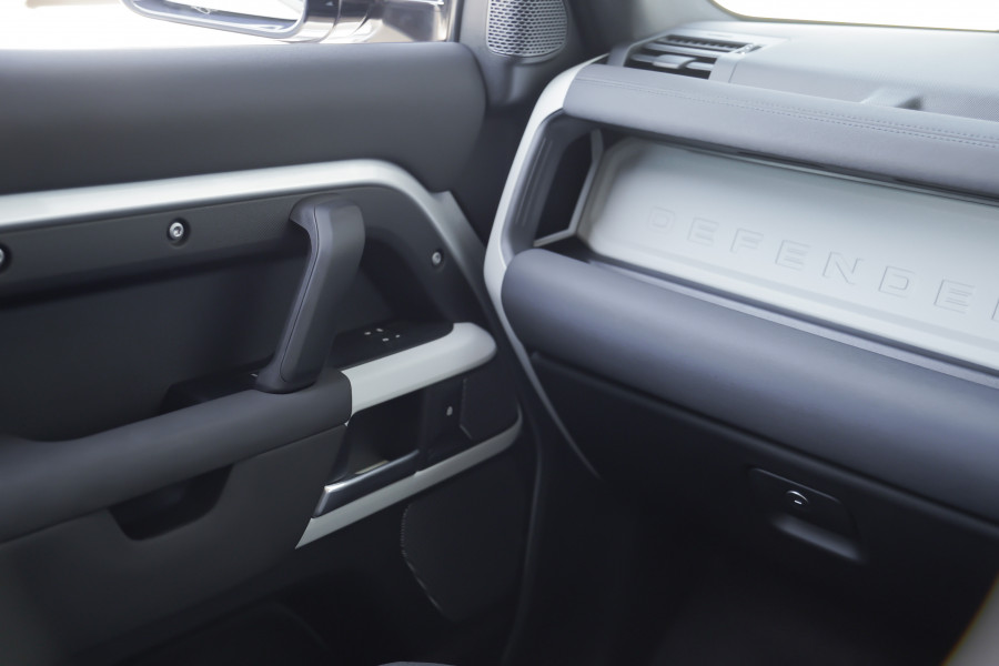 2020 Land Rover Defender L663 SE Wagon Image 37