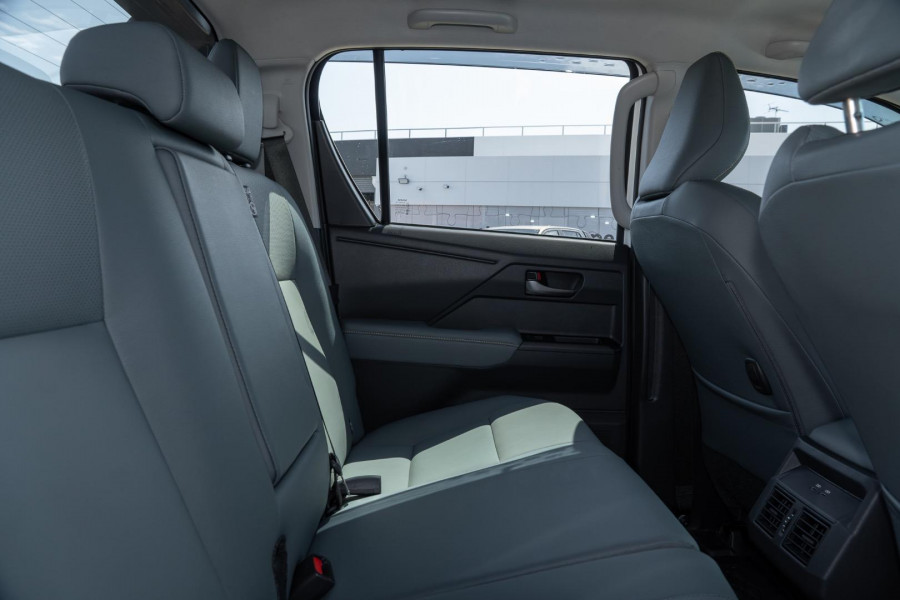 2026 Toyota HiLux GUN227R Rugged X 48V Ute Image 9