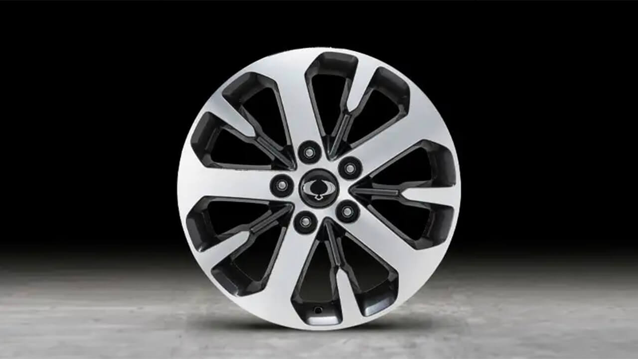 18-inch diamond cut alloy wheels Image